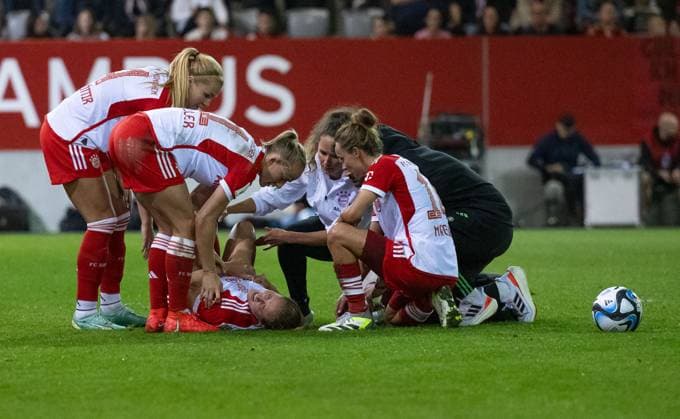 Doctors and teammates are taking care of Sydney Lohmann FC Bayern Muenchen Frauen, 12 , who is believed to have suffered a serious injury FC Bayern Muenchen Frauen vs 1 FC Koeln, Football, Frauen Bundesliga, 2 Spieltag, Season 2023 2024, 02 10 2023 DFL DFB REGULATES PROHIBIT ANY USE OF PHOTOGRAPHS as IMAGE SEQUENCES and or QUASI VIDEO FC Bayern Muenchen Women vs 1 FC Koeln, Football, Womens Bundesliga, 2 Matchday, Season 2023 2024, 02 10 2023 Muenchen Copyright: xEibner-Pressefoto Feinerx EP_HFR