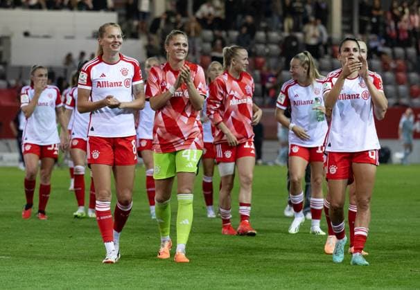 The Bayern players after the victory on the way to the fans FC Bayern Muenchen Frauen gegen 1 FC Koeln, Football, Womens Bundesliga, 2 Matchday, Season 2023 2024, 02 10 2023 DFL DFB REGULATES PROHIBIT ANY USE OF PHOTOGRAPHS as IMAGE SEQUENCES and or QUASI VIDEO FC Bayern Muenchen Frauen gegen 1 FC Koeln, Football, Womens Bundesliga, 2 Matchday, Season 2023 2024, 02 10 2023 Muenchen Copyright: xEibner-Pressefoto Feinerx EP_HFR