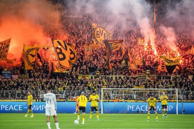 Pyrotechnics fans Borussia Dortmund GER, Borussia Dortmund vs AC Milan, football, UEFA Champions League, matchday 2, season 2023 2024, 04 10 2023, Borussia Dortmund vs AC Milan, football, UEFA Champions League, matchday 2, season 2023 2024, 04 10 2023 Dortmund Copyright: xEibner-Pressefoto HeshamxElsherix EP_HEF