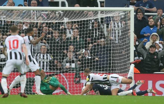 . - Newcastle United v Paris Saint-Germain, UEFA Champions League, Group F, St James™s Park Stadium, Newcastle, UK. - 4th October 2023. GOAL 2-0, Dan Burn of Newcastle United scores after Video Assistant Referee VAR awards the goal for the ball crossing the goal line. - Newcastle United v Paris Saint-Germain, UEFA Champions League, Group F, St James™s Park Stadium, Newcastle, UK. - 4th October 2023. Newcastle St James™s Park Stadium UK Copyright: xDanxWeirx CP_Newcastle_United_PSG_04