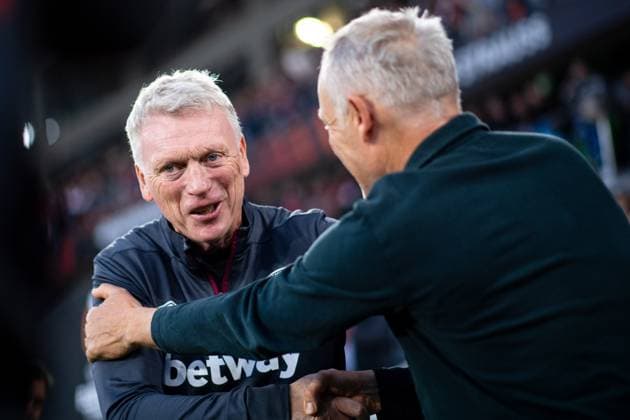 David Moyes West Ham United, coach talks to Christian Streich SC Freiburg, coach , GER, SC Freiburg SCF vs West Ham United WHU , Football UEFA Europa League, Group A, Matchday 2, Season 2023 2024, 05 10 2023 GER, SC Freiburg SCF vs West Ham United WHU , Football UEFA Europa League, Group A, Matchday 2, Season 2023 2024, 05 10 2023 Freiburg Copyright: xEibner-Pressefoto Memmlerx EP_MMR