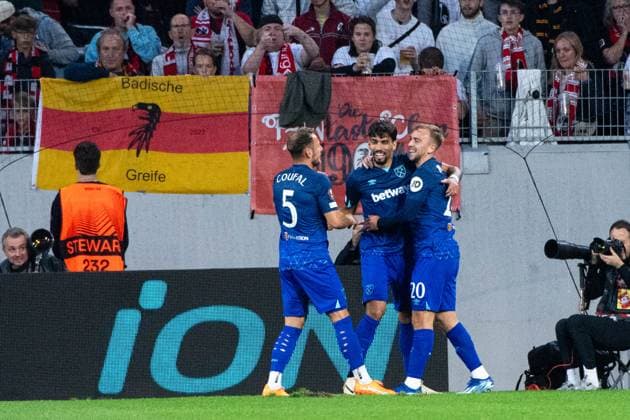 Vladimir Coufal West Ham United, 05 , Paqueta Lucas West Ham United, 10 , Jarrod Bowen West Ham United, 20 cheer for goal to 0 1, GER, SC Freiburg SCF vs West Ham United WHU , Football UEFA Europa League, Group A, Matchday 2, 2023 2024 season, 05 10 2023 GER, SC Freiburg SCF vs West Ham United WHU , Football UEFA Europa League, Group A, Matchday 2, 2023 2024 season, 05 10 2023 Freiburg Copyright: xEibner-Pressefoto Memmlerx EP_MMR