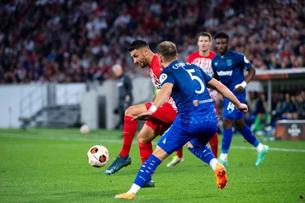 Vincenzo Grifo SC Freiburg, 32 in duel with Vladimir Coufal West Ham United, 05 , GER, SC Freiburg SCF vs West Ham United WHU , Football UEFA Europa League, Group A, Matchday 2, Season 2023 2024, 05 10 2023 GER, SC Freiburg SCF vs West Ham United WHU , Football UEFA Europa League, Group A, Matchday 2, Season 2023 2024, 05 10 2023 Freiburg Copyright: xEibner-Pressefoto Memmlerx EP_MMR