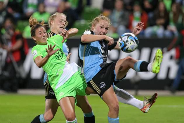 f l Chantal Hagel VfL Wolfsburg, 7 , Franziska Mai 1 FC Nürnberg, 18 and Madeleine Steck 1 FC Nürnberg, 28 in duel, duel, dynamic, action, game scene, THE DFB REGULATIONS PROHIBIT ANY USE OF PHOTOGRAPHS AS IMAGE SEQUENCES AND OR QUASI VIDEO , 06 10 2023, Wolfsburg Germany , Football , Google Pixel Womens Bundesliga , VfL Wolfsburg 1 FC Nürnberg xobx