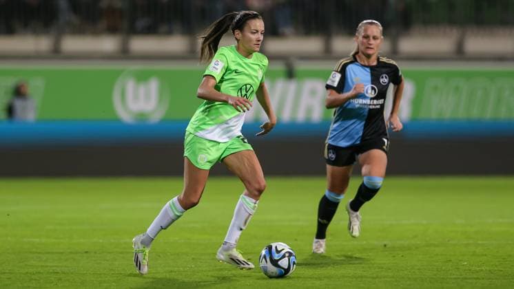 v li Joelle Wedemeyer VfL Wolfsburg, 24 on the ball, single image, full body, action, action, game scene, THE DFB DIRECTIVES PROHIBIT ANY USE OF PHOTOGRAPHS AS IMAGE SEQUENCES AND OR QUASI VIDEO , 06 10 2023, Wolfsburg Germany , Football , Google Pixel Women Bundesliga , VfL Wolfsburg 1 FC Nürnberg xobx