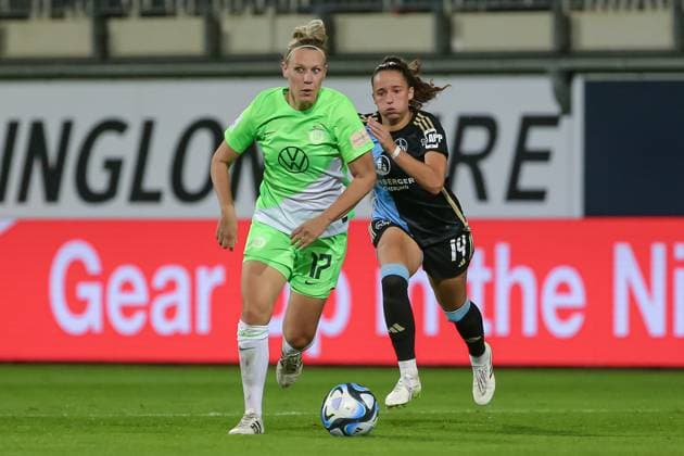 f l Kristin Demann VfL Wolfsburg, 17 and Elena Mühlemann 1 FC Nürnberg, 14 in running duel, duel, duel, dynamic, action, game scene, THE DFB DIRECTIVES PROHIBIT ANY USE OF PHOTOGRAPHS AS IMAGE SEQUENCES AND OR QUASI VIDEO , 06 10 2023, Wolfsburg Germany , Football, Google Pixel Womens Bundesliga, VfL Wolfsburg 1 FC Nürnberg xobx