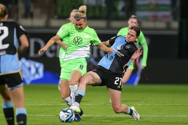 f l Lena Lattwein VfL Wolfsburg, 8 and Lara Schmidt 1 FC Nürnberg, 27 in duel, duel, dynamics, action, game scene, THE DFB REGULATIONS PROHIBIT ANY USE OF PHOTOGRAPHS AS IMAGE SEQUENCES AND OR QUASI VIDEO , 06 10 2023, Wolfsburg Germany , Football , Google Pixel Womens Bundesliga , VfL Wolfsburg 1 FC Nürnberg xobx