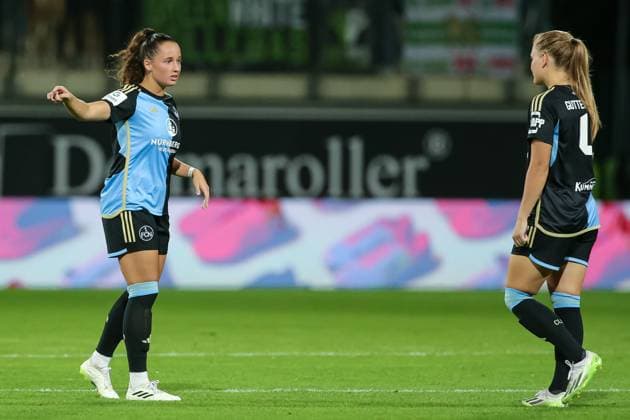 f l Elena Mühlemann 1 FC Nuremberg, 14 talking to Luisa Guttenberger 1 FC Nuremberg, 4 , giving instructions, gesturing, gesturing with her arms, THE DFB DIRECTIVES PROHIBIT ANY USE OF PHOTOGRAPHS AS IMAGE SEQUENCES AND OR QUASI VIDEO , 06 10 2023, Wolfsburg Germany , Football , Google Pixel Womens Bundesliga , VfL Wolfsburg 1 FC Nürnberg xobx