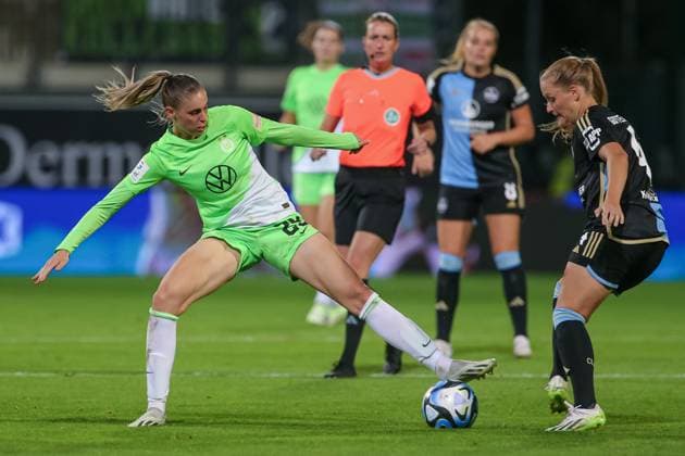 f l Jule Brand VfL Wolfsburg, 29 and Luisa Guttenberger 1 FC Nürnberg, 4 in duel, duel, dynamics, action, game scene, THE DFB DIRECTIVES PROHIBIT ANY USE OF PHOTOGRAPHS AS IMAGE SEQUENCES AND OR QUASI VIDEO , 06 10 2023, Wolfsburg Germany , Football, Google Pixel Womens Bundesliga, VfL Wolfsburg 1 FC Nürnberg xobx