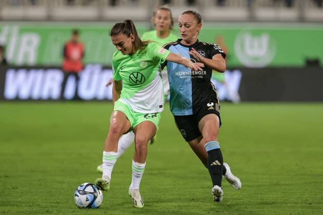 v li Riola Xhemaili VfL Wolfsburg 27 and Alina Mailbeck 1 FC Nürnberg, 5 in duel, duel, dynamics, action, game scene, THE DFB REGULATIONS PROHIBIT ANY USE OF PHOTOGRAPHS AS IMAGE SEQUENCES AND OR QUASI VIDEO , 06 10 2023, Wolfsburg Germany , Football , Google Pixel Womens Bundesliga , VfL Wolfsburg 1 FC Nürnberg xobx