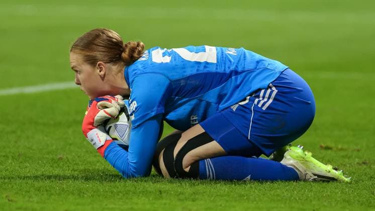 v li Kristin Krammer Goalkeeper, Goalkeeper, 1 FC Nuremberg, 25 holds the ball, cutout, single image, full body, action, action, game scene, THE DFB REGULATIONS PROHIBIT ANY USE OF PHOTOGRAPHS AS IMAGE SEQUENCES AND OR QUASI VIDEO , 06 10 2023, Wolfsburg Germany , Football, Google Pixel Womens Bundesliga, VfL Wolfsburg 1 FC Nürnberg xobx