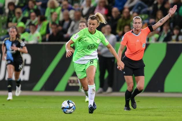 v li Lena Lattwein VfL Wolfsburg, 8 on the ball, single image, full body, action, action, game scene, THE DFB DIRECTIVES PROHIBIT ANY USE OF PHOTOGRAPHS AS IMAGE SEQUENCES AND OR QUASI VIDEO , 06 10 2023, Wolfsburg Germany , Football , Google Pixel Women Bundesliga , VfL Wolfsburg 1 FC Nürnberg xobx