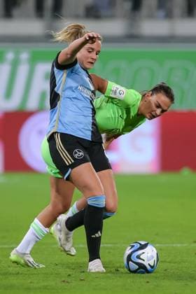 v li Kerstin Bogenschütz 1 FC Nürnberg, 8 and Riola Xhemaili VfL Wolfsburg 27 in duel, duel, dynamics, action, game scene, THE DFB DIRECTIVES PROHIBIT ANY USE OF PHOTOGRAPHS AS IMAGE SEQUENCES AND OR QUASI VIDEO , 06 10 2023, Wolfsburg Germany , Football , Google Pixel Womens Bundesliga , VfL Wolfsburg 1 FC Nürnberg xobx
