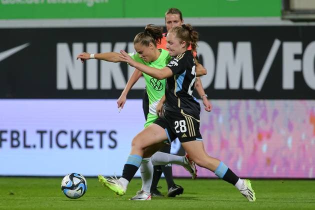 f l Ewa Pajor VfL Wolfsburg, 9 and Madeleine Steck 1 FC Nürnberg, 28 in duel, duel, dynamics, action, game scene, THE DFB REGULATIONS PROHIBIT ANY USE OF PHOTOGRAPHS AS IMAGE SEQUENCES AND OR QUASI VIDEO , 06 10 2023, Wolfsburg Germany , Football , Google Pixel Womens Bundesliga , VfL Wolfsburg 1 FC Nürnberg xobx