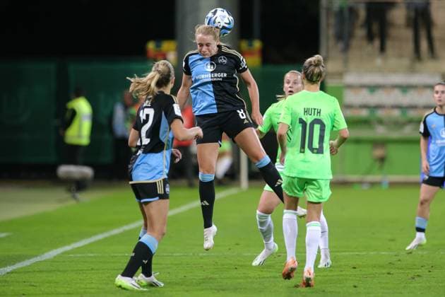 v li Kerstin Bogenschütz 1 FC Nürnberg, 8 at header, action, action, game scene, THE DFB DIRECTIVES PROHIBIT ANY USE OF PHOTOGRAPHS AS IMAGE SEQUENCES AND OR QUASI VIDEO , 06 10 2023, Wolfsburg Germany , Football, Google Pixel Women Bundesliga, VfL Wolfsburg 1 FC Nürnberg xobx