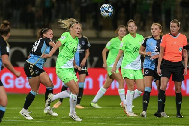 f l Elena Mühlemann 1 FC Nürnberg, 14 and Kristin Demann VfL Wolfsburg, 17 in duel, duel, dynamics, action, game scene, THE DFB DIRECTIVES PROHIBIT ANY USE OF PHOTOGRAPHS AS IMAGE SEQUENCES AND OR QUASI VIDEO , 06 10 2023, Wolfsburg Germany , Football, Google Pixel Womens Bundesliga, VfL Wolfsburg 1 FC Nürnberg xobx