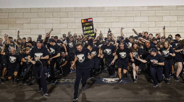 VERSTAPPEN Max (ned), Red Bull Racing RB19, portrait celebrates his 3rd Formula One World Champion with his team mechanic, mecanicien, mechanics PEREZ Sergio (mex), Red Bull Racing RB19, portrait WHEATLEY Jonathan (gbr), Team Manager of Red Bull Racing, portrait MARKO Helmut (aut), Drivers™ Manager of Red Bull Racing, portrait HORNER Christian (gbr), Team Principal of Red Bull Racing, portrait NEWEY Adrian (gbr), Chief Technical Officer of Red Bull Racing, portrait during the 2023 Formula 1 Qatar Grand Prix, 17th round of the 2023 Formula One World Championship, WM, Weltmeisterschaft from October 6 to 8, 2023 on the Lusail International Circuit, in Doha, Qatar - F1 - QATAR GRAND PRIX 2023 DPPI Panoramic 00123038__R5_7952