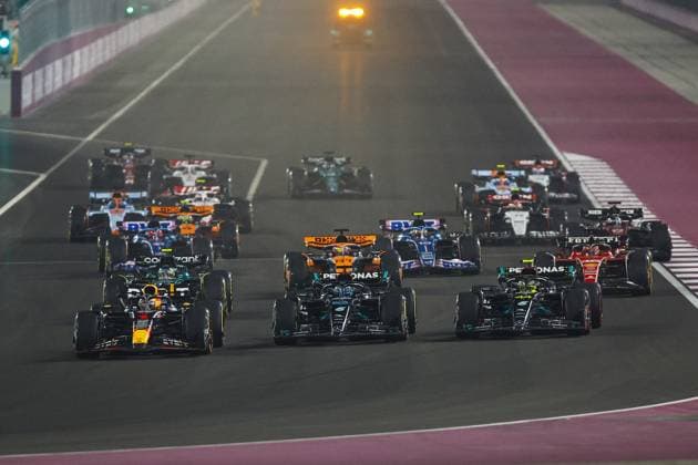 Start of the race, 01 VERSTAPPEN Max (nld), Red Bull Racing RB19, 63 RUSSELL George (gbr), Mercedes AMG F1 Team W14, 44 HAMILTON Lewis (gbr), Mercedes AMG F1 Team W14, action during the 2023 Formula 1 Qatar Grand Prix, 17th round of the 2023 Formula One World Championship, WM, Weltmeisterschaft from October 6 to 8, 2023 on the Lusail International Circuit, in Doha, Qatar - F1 - QATAR GRAND PRIX 2023 - RACE DPPI Panoramic _R3_8918