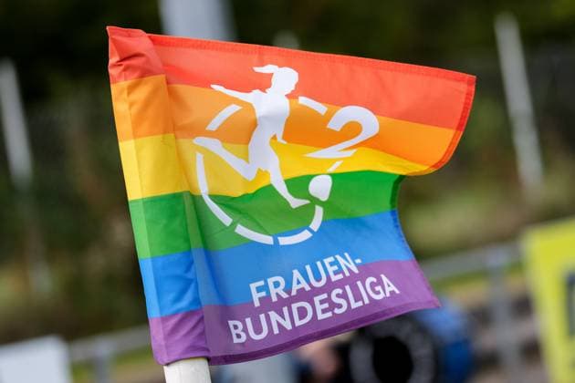 A corner flag in rainbow colors shows the logo of the league and blows in the wind, league logo, rainbow, diversity, flag, single image, single photo, symbol photo, symbol image, symbol, 08 10 2023, St Leon Rot Germany , Football, 2 Women Bundesliga, TSG 1899 Hoffenheim II U20 Hamburger SV, 08 10 2023, St Leon Rot Germany , Football, 2 Women Bundesliga, TSG 1899 Hoffenheim II U20 Hamburger SV, DFB DFL REGULATES PROHIBIT ANY USE OF PHOTOGRAPHS AS IMAGE SEQUENCES AND OR QUASI VIDEO xozx