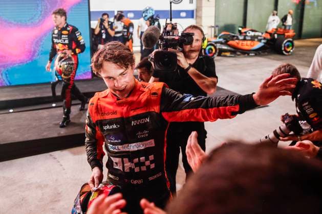 PIASTRI Oscar (aus), McLaren F1 Team MCL60, portrait mechanic, mecanicien, mechanics during the 2023 Formula 1 Qatar Grand Prix, 17th round of the 2023 Formula One World Championship, WM, Weltmeisterschaft from October 6 to 8, 2023 on the Lusail International Circuit, in Doha, Qatar - F1 - QATAR GRAND PRIX 2023 - RACE DPPI Panoramic 00123039__R3_9419