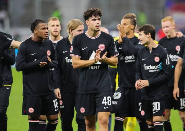 08 10 2023, Football Bundesliga, Eintracht Frankfurt 1 FC Heidenheim, emonline, emspor, v l , Nacho Ferri Eintracht Frankfurt thanks the fans, thanks, thanks, team after the match, after the match, thanks the fans DFL DFB REGULATES PROHIBIT ANY USE OF PHOTOGRAPHS AS IMAGE SEQUENCES AND OR QUASI VIDEO xdcx Copyright: HMBxMedia