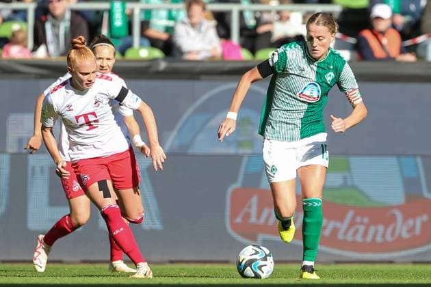 f l Laura Vogt 1 FC Köln, 8 and Lina Hausicke SV Werder Bremen, 18 in duel, duel, dynamic, action, game scene, THE DFB DIRECTIVES PROHIBIT ANY USE OF PHOTOGRAPHS AS IMAGE SEQUENCES AND OR QUASI VIDEO , 14 10 2023, Bremen Germany , Football , Google Pixel Womens Bundesliga , SV Werder Bremen 1 FC Köln xobx