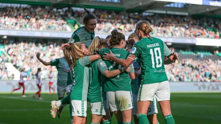 v li SV Werder Bremen players celebrating goal, cheering, jubilant, optimistic, game scene, highlight, joy over the goal to 1 0, THE DFB DIRECTIVES PROHIBIT ANY USE OF PHOTOGRAPHS AS IMAGE SEQUENCES AND OR QUASI VIDEO , 14 10 2023, Bremen Germany , Football , Google Pixel Womens Bundesliga , SV Werder Bremen 1 FC Cologne xobx