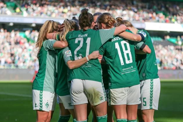 v li SV Werder Bremen players celebrating goal, cheering, jubilant, optimistic, game scene, highlight, joy over the goal to 1 0, THE DFB DIRECTIVES PROHIBIT ANY USE OF PHOTOGRAPHS AS IMAGE SEQUENCES AND OR QUASI VIDEO , 14 10 2023, Bremen Germany , Football , Google Pixel Womens Bundesliga , SV Werder Bremen 1 FC Cologne xobx