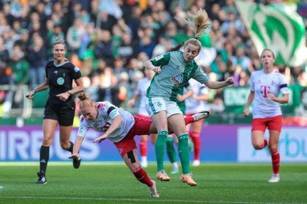 f l Laura Vogt 1 FC Köln, 8 and Ricarda Walkling SV Werder Bremen, 13 in duel, duel, dynamic, action, game scene, THE DFB DIRECTIVES PROHIBIT ANY USE OF PHOTOGRAPHS AS IMAGE SEQUENCES AND OR QUASI VIDEO , 14 10 2023, Bremen Germany , Football , Google Pixel Womens Bundesliga , SV Werder Bremen 1 FC Cologne xobx