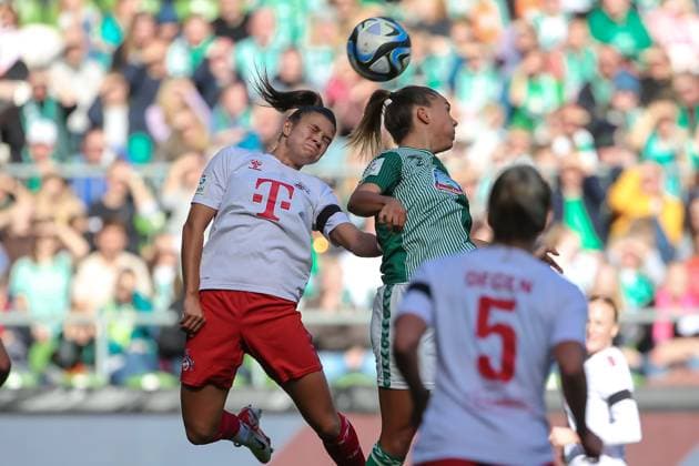 v li Martyna Wiankowska 1 FC Köln, 26 and Maja Sternad SV Werder Bremen, 11 in header duel, header, duel, action, action, game scene, THE DFB DIRECTIVES PROHIBIT ANY USE OF PHOTOGRAPHS AS IMAGE SEQUENCES AND OR QUASI VIDEO , 14 10 2023, Bremen Germany , Football, Google Pixel Womens Bundesliga, SV Werder Bremen 1 FC Cologne xobx