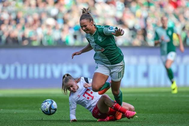 f l Laura Donhauser 1 FC Köln, 25 and Maja Sternad SV Werder Bremen, 11 in duel, duel, dynamic, action, game scene, THE DFB DIRECTIVES PROHIBIT ANY USE OF PHOTOGRAPHS AS IMAGE SEQUENCES AND OR QUASI VIDEO , 14 10 2023, Bremen Germany , Football , Google Pixel Womens Bundesliga , SV Werder Bremen 1 FC Köln xobx
