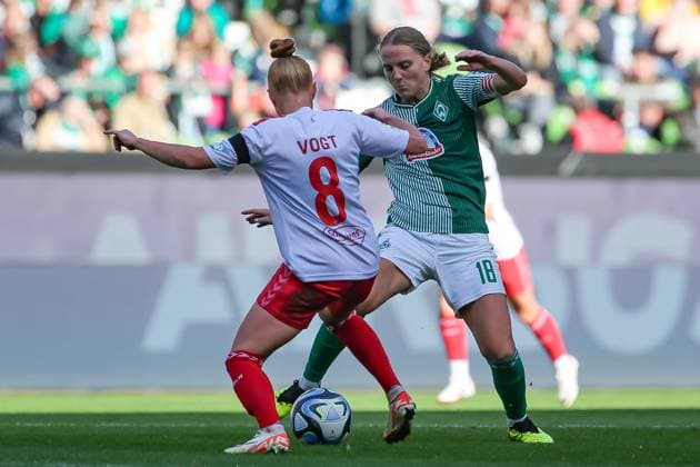f l Laura Vogt 1 FC Köln, 8 and Lina Hausicke SV Werder Bremen, 18 in duel, duel, dynamic, action, game scene, THE DFB DIRECTIVES PROHIBIT ANY USE OF PHOTOGRAPHS AS IMAGE SEQUENCES AND OR QUASI VIDEO , 14 10 2023, Bremen Germany , Football , Google Pixel Womens Bundesliga , SV Werder Bremen 1 FC Köln xobx