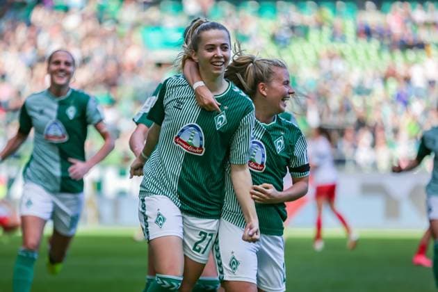 v li Nina Lührßen SV Werder Bremen, 27 and Ricarda Walkling SV Werder Bremen, 13 with goal cheer, jubilation, cheering, optimistic, game scene, highlight, joy about the goal to 1 0, THE DFB DIRECTIVES PROHIBIT ANY USE OF PHOTOGRAPHS AS IMAGE SEQUENCES AND OR QUASI VIDEO , 14 10 2023, Bremen Germany , Football , Google Pixel Womens Bundesliga , SV Werder Bremen 1 FC Köln xobx