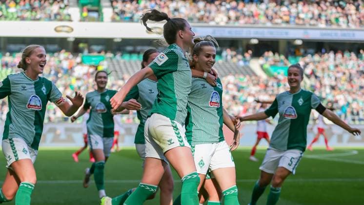 v li SV Werder Bremen players celebrating goal, cheering, jubilant, optimistic, game scene, highlight, joy over the goal to 1 0, THE DFB DIRECTIVES PROHIBIT ANY USE OF PHOTOGRAPHS AS IMAGE SEQUENCES AND OR QUASI VIDEO , 14 10 2023, Bremen Germany , Football , Google Pixel Womens Bundesliga , SV Werder Bremen 1 FC Cologne xobx