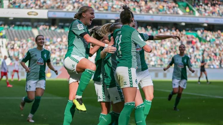 v li SV Werder Bremen players celebrating goal, cheering, jubilant, optimistic, game scene, highlight, joy over the goal to 1 0, THE DFB DIRECTIVES PROHIBIT ANY USE OF PHOTOGRAPHS AS IMAGE SEQUENCES AND OR QUASI VIDEO , 14 10 2023, Bremen Germany , Football , Google Pixel Womens Bundesliga , SV Werder Bremen 1 FC Cologne xobx