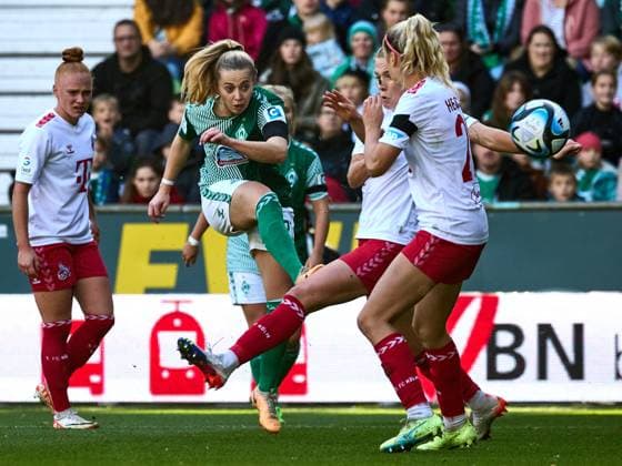 attempted goal by Nina Luehrssen SV Werder Bremen 27 , Janina Hechler 1 FC Koeln 28 , Laura Vogt 1 FC Koeln 08 GER, SV Werder Bremen 1 FC Koeln, football, womens Bundesliga, 4 match day, season 2023 2024, 14 10 2023 GER, SV Werder Bremen 1 FC Koeln, football, womens Bundesliga, 4 match day, season 2023 2024, 14 10 2023 Bremen Copyright: xEibner-Pressefoto xStephaniexZerx EP_SZE