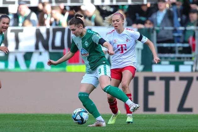 f l Sophie Weidauer SV Werder Bremen, 9 and Janina Hechler 1 FC Köln, 28 in duel, duel, dynamic, action, game scene, THE DFB DIRECTIVES PROHIBIT ANY USE OF PHOTOGRAPHS AS IMAGE SEQUENCES AND OR QUASI VIDEO , 14 10 2023, Bremen Germany , Football , Google Pixel Womens Bundesliga , SV Werder Bremen 1 FC Cologne xobx
