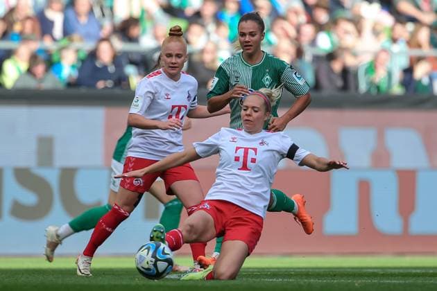 v li Janina Hechler 1 FC Köln, 28 on the ball, single image, full body, action, game scene, THE DFB DIRECTIVES PROHIBIT ANY USE OF PHOTOGRAPHS AS IMAGE SEQUENCES AND OR QUASI VIDEO , 14 10 2023, Bremen Germany , Football, Google Pixel Women Bundesliga, SV Werder Bremen 1 FC Köln xobx