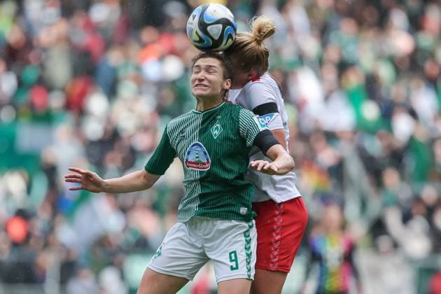 f l Sophie Weidauer SV Werder Bremen, 9 and Celina Degen 1 FC Köln, 5 in header duel, header, duel, action, action, game scene, THE DFB DIRECTIVES PROHIBIT ANY USE OF PHOTOGRAPHS AS IMAGE SEQUENCES AND OR QUASI VIDEO , 14 10 2023, Bremen Germany , Football, Google Pixel Womens Bundesliga, SV Werder Bremen 1 FC Cologne xobx