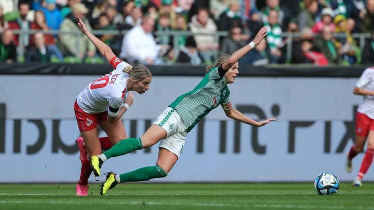 f l Sharon Beck 1 FC Köln, 10 and Lina Hausicke SV Werder Bremen, 18 in duel, duel, dynamic, action, game scene, THE DFB REGULATIONS PROHIBIT ANY USE OF PHOTOGRAPHS AS IMAGE SEQUENCES AND OR QUASI VIDEO , 14 10 2023, Bremen Germany , Football, Google Pixel Womens Bundesliga, SV Werder Bremen 1 FC Cologne xobx
