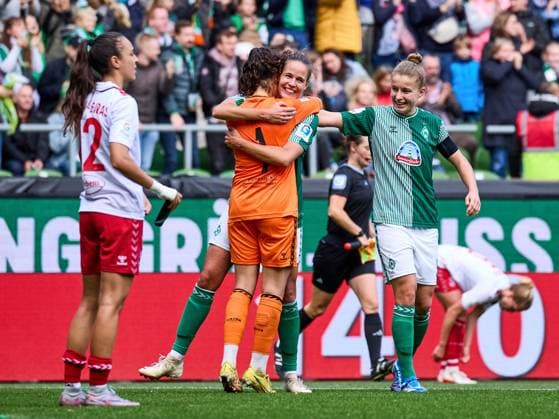 Michelle Ulbrich SV Werder Bremen 05 , Livia Peng SV Werder Bremen 01 and Hanna Nemeth SV Werder Bremen 23 cheer and are happy about the victory for Werder Bremen with 3 0 GER, SV Werder Bremen 1 FC Koeln, Soccer, Womens Bundesliga, 4 Matchday, Season 2023 2024, 14 10 2023 GER, SV Werder Bremen 1 FC Koeln, Soccer, Womens Bundesliga, 4 Matchday, Season 2023 2024, 14 10 2023 Bremen Copyright: xEibner-Pressefoto xStephaniexZerx EP_SZE