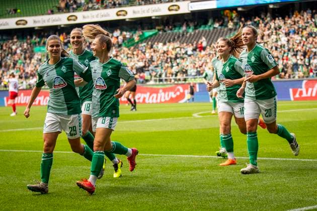 GER, FFBL, SV Werder Bremen vs 1 FC Koeln 14 10 2023, wohninvest WESERSTADION, GER, FFBL, SV Werder Bremen vs 1 FC Koeln in picture Goal celebrations, cheers, Melina Kunkel SV Werder Bremen 29 scores 3 0, cheers with Michelle Weiss SV Werder Bremen 08 and Lina Hausicke SV Werder Bremen 18 , nordphotoxGmbHx xRauch nph00251
