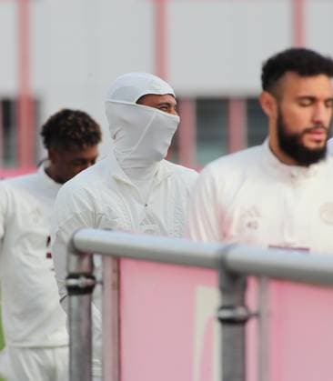 Munich, Germany 23 October 2023 football, men, season 2023 2024, FC Bayern Munich, Säbener Strasse, training ground, training, final training, Champions League Leroy Sane FC Bayern Munich hidden under cap and scarf, hooded