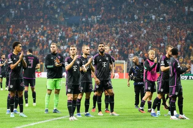 Bayern thank the fans, Galatasaray Istanbul vs FC Bayern Muenchen, football, Champions League, group stage, season 2023 24, 3 match day, 24 10 2023 Galatasaray Istanbul vs FC Bayern Muenchen, football, Champions League, group stage, season 2023 24, 3 match day, 24 10 2023, Copyright: xEibner-Pressefoto JoergxNiebergax EP_EER