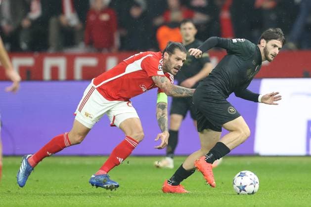 24 10 2023, xtgx, football, UEFA Champions League, 1 FC Union Berlin SSC Napoli emspor, v l Eljif Elmas Napoli, 7 , Christopher Trimmel Union Berlin, 28 duel, duel, fight, tackle DFL DFB REGULATES PROHIBIT ANY USE OF PHOTOGRAPHS as IMAGE SEQUENCES and or QUASI VIDEO Olympiastadion