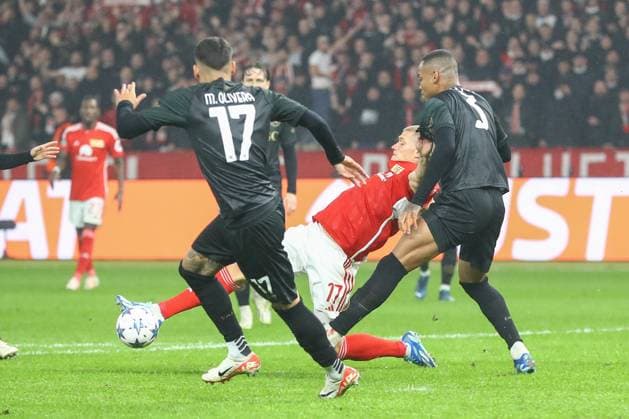 24 10 2023, xtgx, football, UEFA Champions League, 1 FC Union Berlin SSC Napoli emspor, v l Kevin Behrens Union Berlin, 17 , Mathias Olivera Napoli, 17 , Natan Napoli, 3 duel, duel, fight, tackle DFL DFB REGULATES PROHIBIT ANY USE OF PHOTOGRAPHS as IMAGE SEQUENCES and or QUASI VIDEO Olympiastadion