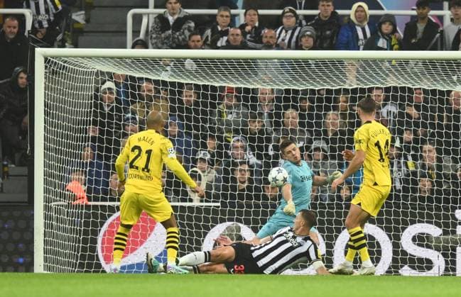 EDITORIAL USE ONLY No use with unauthorised audio, video, data, fixture lists, club league logos or live services. Online in-match use limited to 120 images, no video emulation. No use in betting, games or single club league player publications. Newcastle United v Borussia Dortmund, UEFA Champions League, Group F, Football, St James Park, Newcastle, UK - 25 Oct 2023 EDITORIAL USE ONLY No use with unauthorised audio, video, data, fixture lists, club league logos or live services. Online in-match use limited to 120 images, no video emulation. No use in betting, games or single club league player publications. Copyright: xRichardxLee Shutterstockx 14164179l