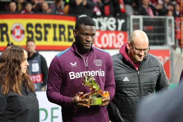 GER, UEFA EL Bayer 04 Leverkusen GER vs Qarabag Agdam AZE 26 10 2023, BayArena, Leverkusen, Europalegue, group phase, matchday 3, GER, UEFA EL Bayer 04 Leverkusen GER vs Qarabag Agdam AZE , in picture Victor Boniface Leverkusen 22 , gets the golden football boot before the match nordphotoxGmbHx xMeuter nph00351