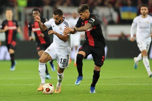 GER, UEFA EL Bayer 04 Leverkusen GER vs Qarabag Agdam AZE 26 10 2023, BayArena, Leverkusen, Europalegue, group stage, matchday 3, GER, UEFA EL Bayer 04 Leverkusen GER vs Qarabag Agdam AZE , pictured Juninho Qarabag 18 , one-on-one with Piero Hincapie Leverkusen 3 , nordphotoxGmbHx xMeuter nph00351