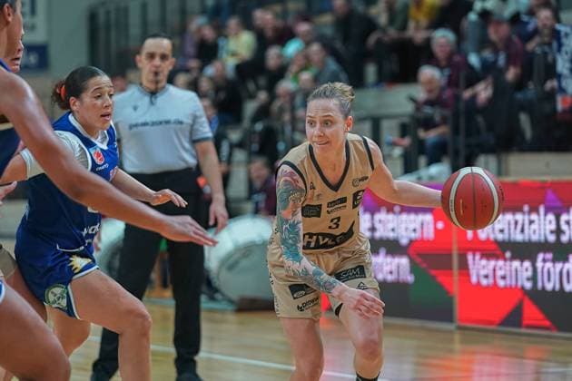 Anissa Pounds Lions, 16 , Sylwia Bujniak Saarlouis, 3 , Gisa Lions MBC Saarlouis Royals, Womens Basketball Bundesliga, DBBL, 5 match day, 2023 2024 season, 29 10 2023, Halle SWH Arena Sachsen Anhalt Germany.